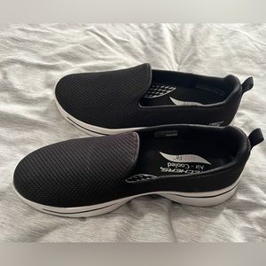 Skechers Ultra Go Womens Walking Shoes Black Size 7.5 Slip On Comfy Minimalist